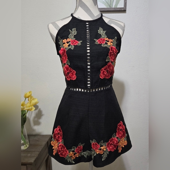 NWT SELFIE LESLIE Black Sleeveless Romper with Floral Applique, Size Small - Picture 2 of 11